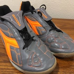 Diadora indoor soccer shoes size 4.5